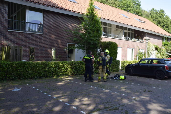 Brandweer forceert deur voor woningbrand