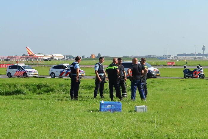Politie verricht onderzoek bij luchthaven