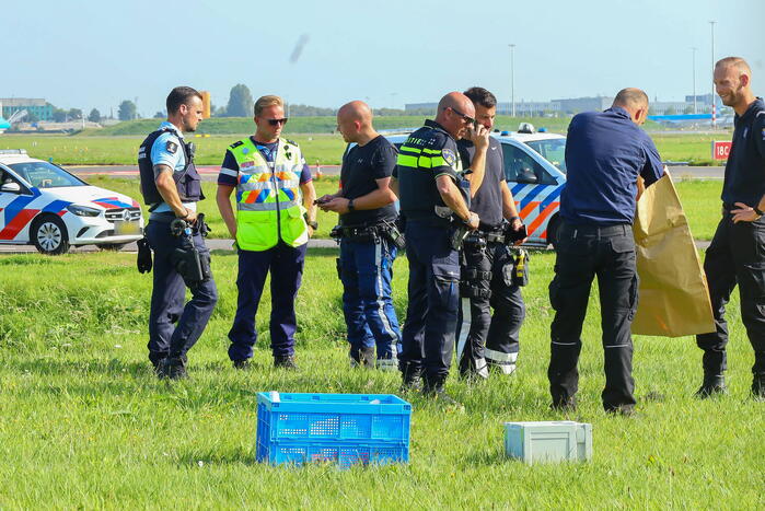 Politie verricht onderzoek bij luchthaven