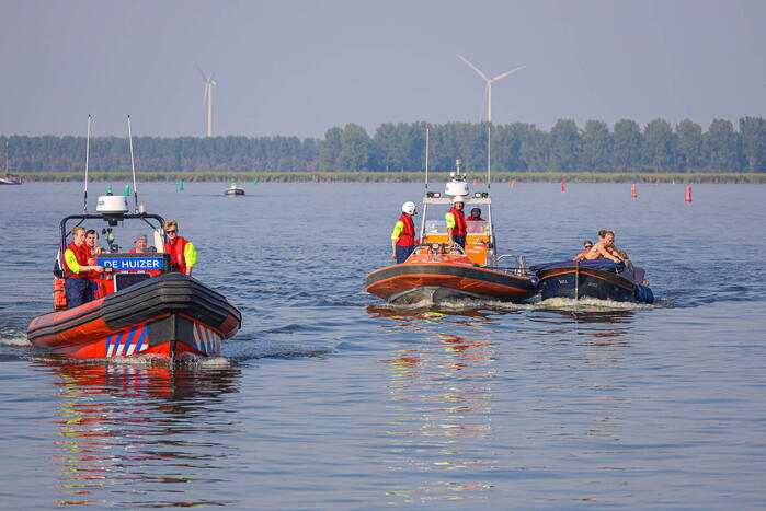Motor van sloep oververhit op Gooimeer