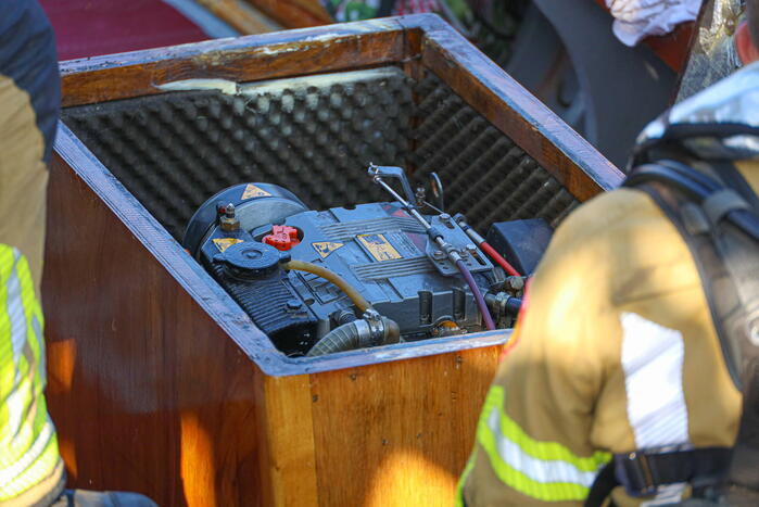 Motor van sloep oververhit op Gooimeer