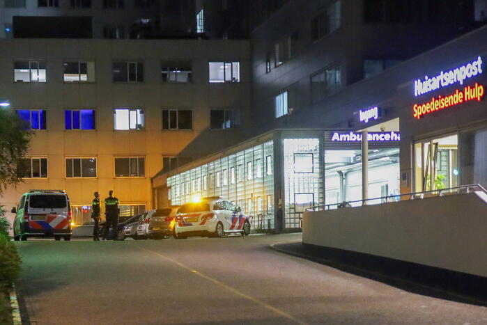 Persoon gewond na melding van steekincident bij ziekenhuis