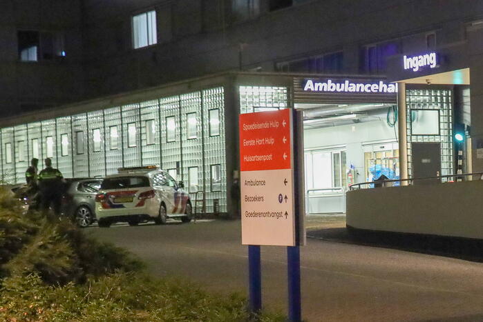 Persoon gewond na melding van steekincident bij ziekenhuis