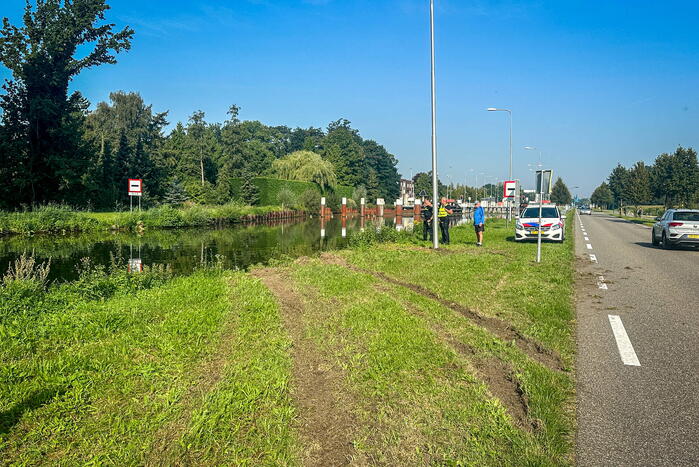 BMW verdwijnt volledig onder water