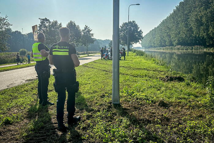 BMW verdwijnt volledig onder water