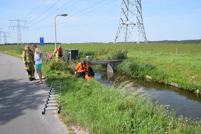 Fietser door omstanders uit water gehaald