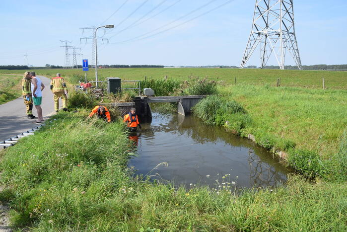 Fietser door omstanders uit water gehaald