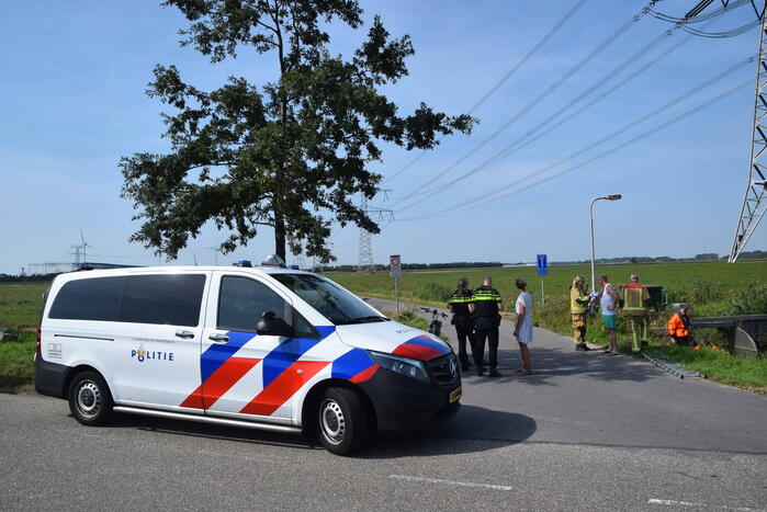 Fietser door omstanders uit water gehaald