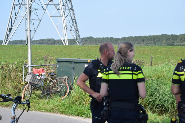 Fietser door omstanders uit water gehaald