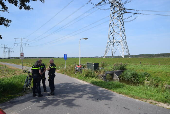 Fietser door omstanders uit water gehaald
