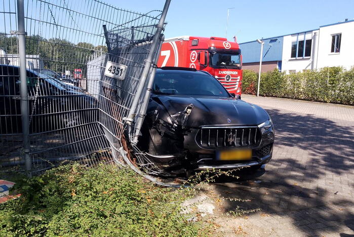 Maserati Levante zwaar beschadigd bij botsing met vrachtwagen