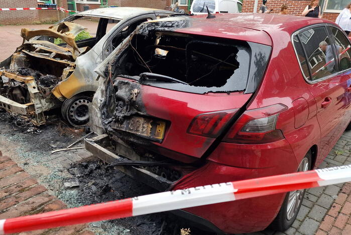 Twee auto's zwaar beschadigd door brand