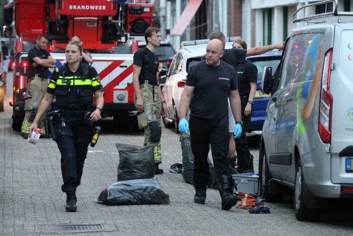 Twee gewonden bij steekincident, slachtoffer vlucht dak op