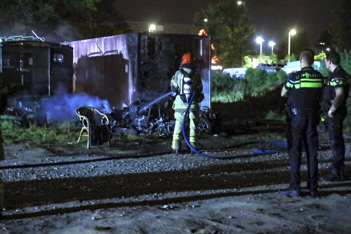 Auto volledig uitgebrand op woonwagenkamp