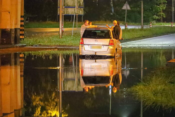 Auto's gestrand vanwege hevige regenval