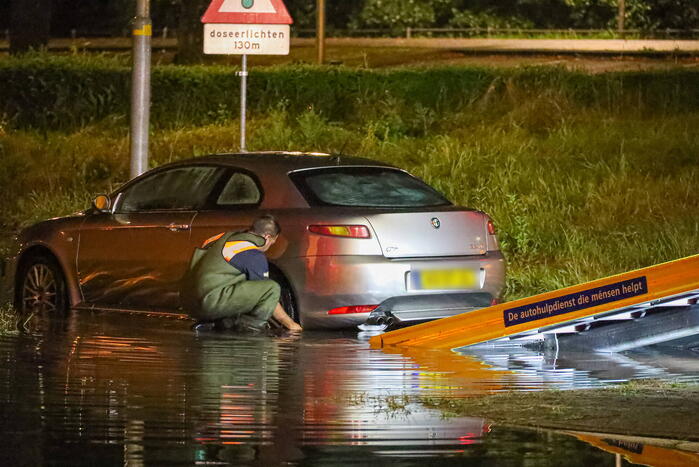 Auto's gestrand vanwege hevige regenval
