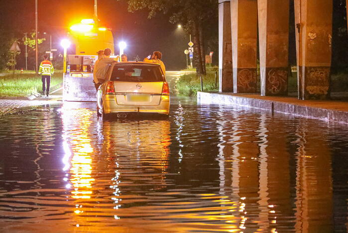 Auto's gestrand vanwege hevige regenval