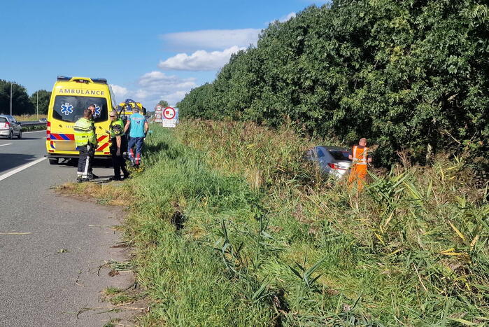 Automobilist belandt in bosschages