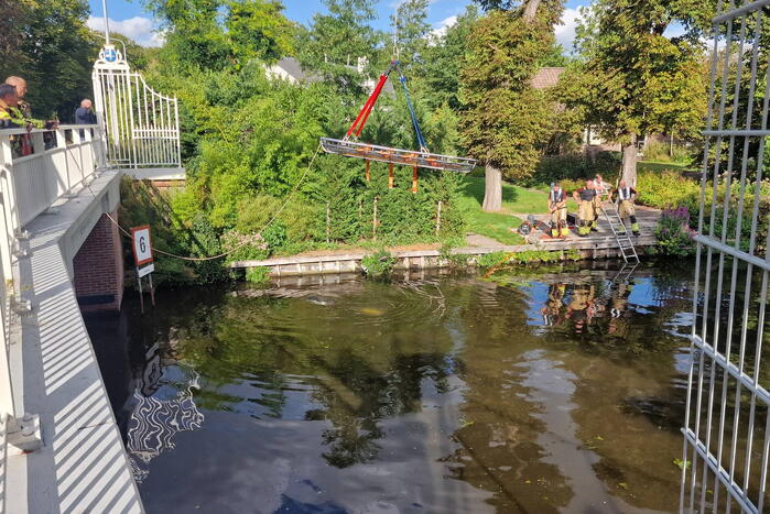 Zoekactie in water na aantreffen schoenen bij brug