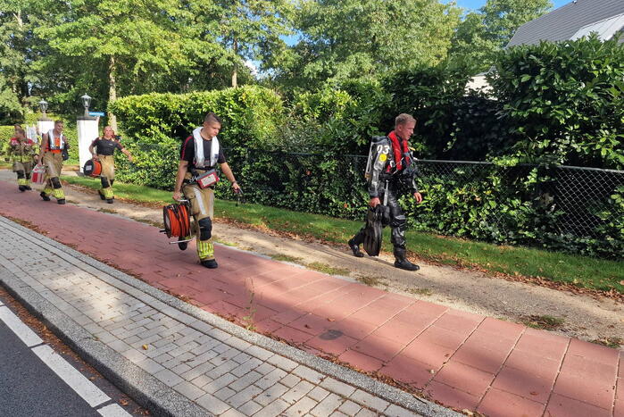 Zoekactie in water na aantreffen schoenen bij brug
