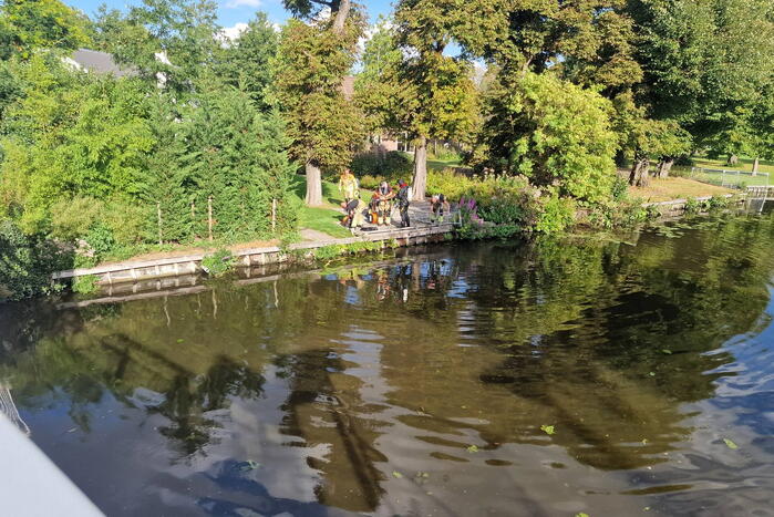 Zoekactie in water na aantreffen schoenen bij brug
