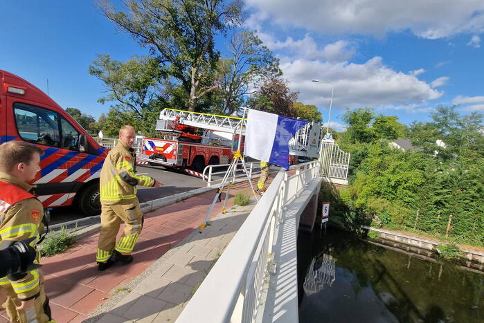 Zoekactie in water na aantreffen schoenen bij brug