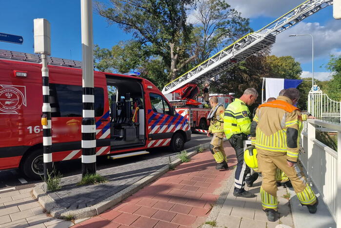 Zoekactie in water na aantreffen schoenen bij brug