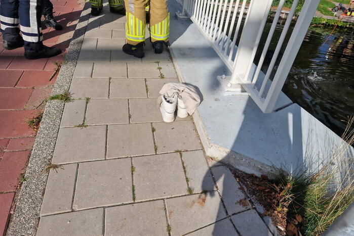 Zoekactie in water na aantreffen schoenen bij brug
