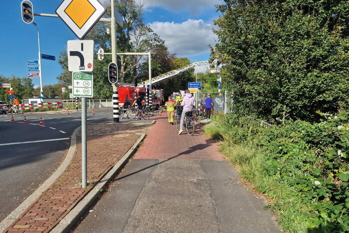 Zoekactie in water na aantreffen schoenen bij brug