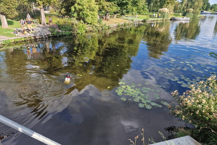 Zoekactie in water na aantreffen schoenen bij brug