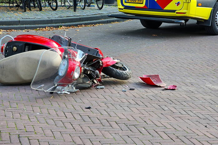 Scooterrijder gewond bij botsing op kruising