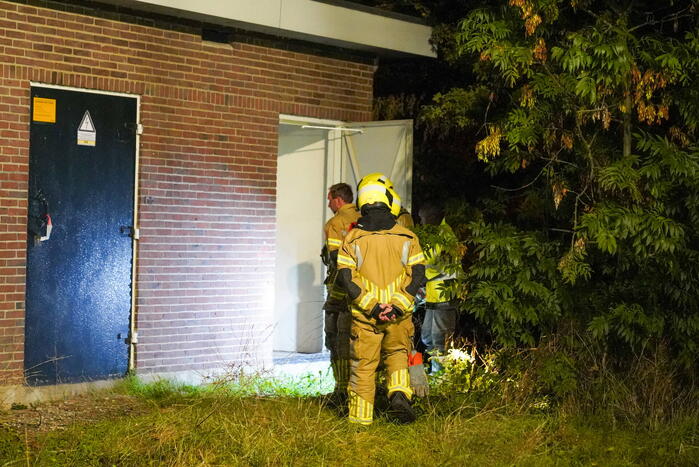 Bankstel tegen elektriciteitshuis in brand