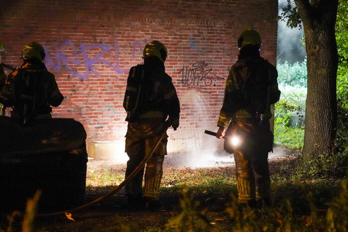 Bankstel tegen elektriciteitshuis in brand