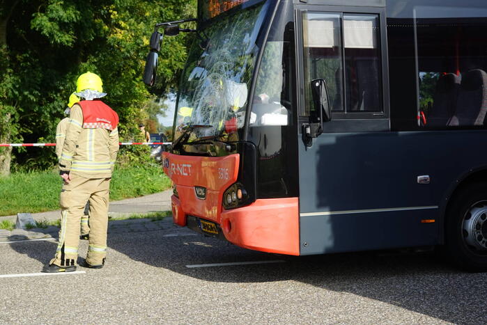 Tiener overleden na botsing lijnbus