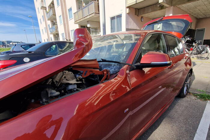 Auto zwaar beschadigd door explosief