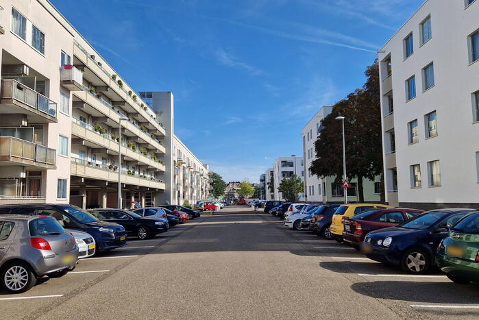 Auto zwaar beschadigd door explosief