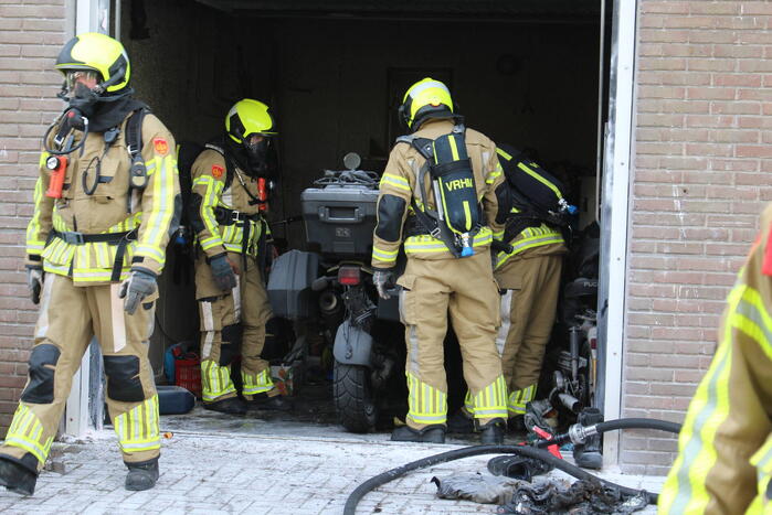 Motor vat vlam in garagebox