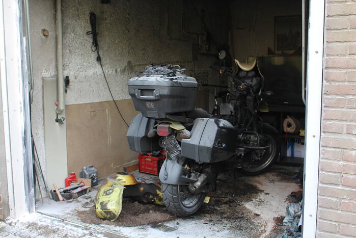 Motor vat vlam in garagebox