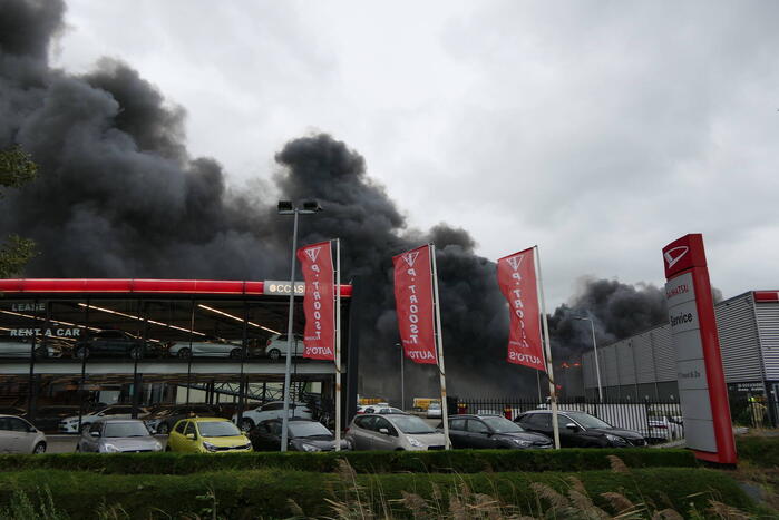 Grote zwarte rookwolken bij industriebrand