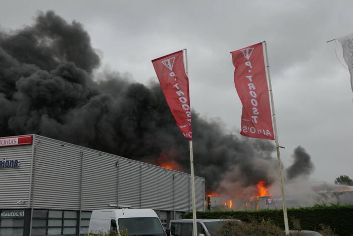 Grote zwarte rookwolken bij industriebrand