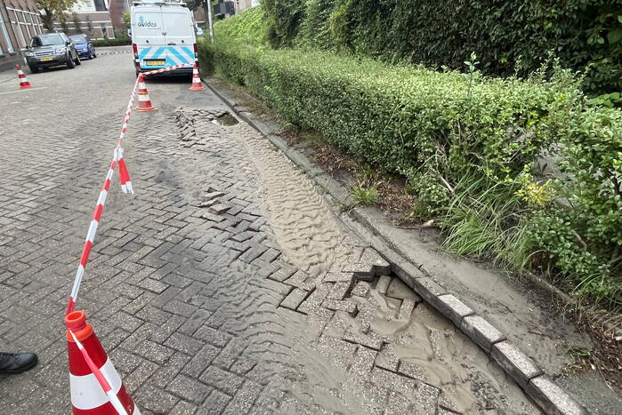 Schade aan weg door waterlekkage