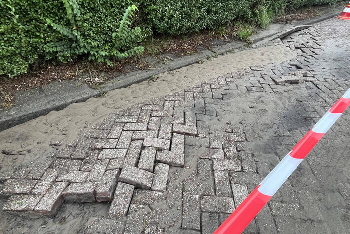 Schade aan weg door waterlekkage