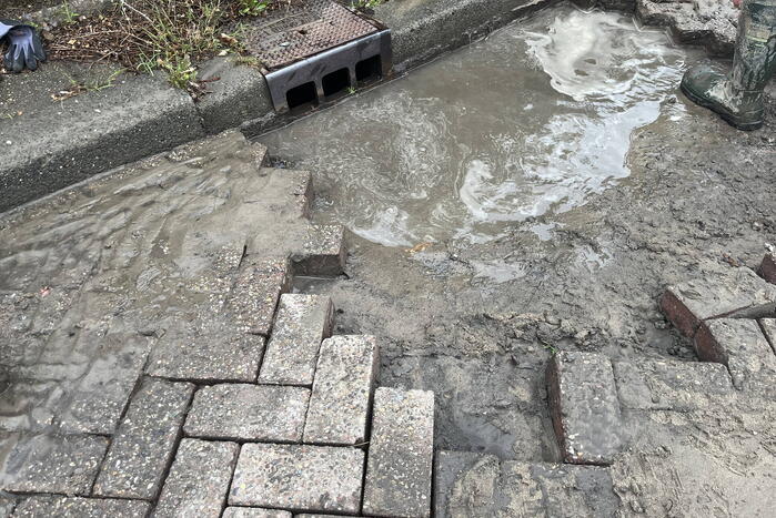 Schade aan weg door waterlekkage