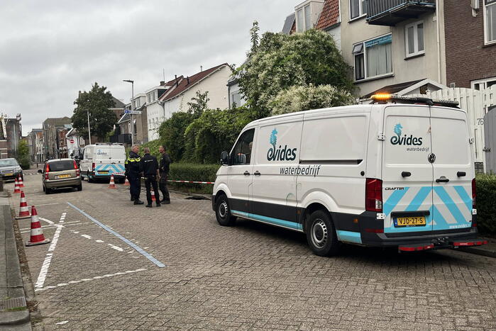 Schade aan weg door waterlekkage