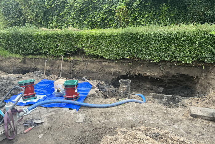 Schade aan weg door waterlekkage