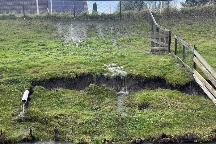 Deel van dijk weggezakt door lekkage