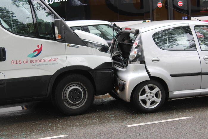 Veel schade bij botsing tussen drie voertuigen