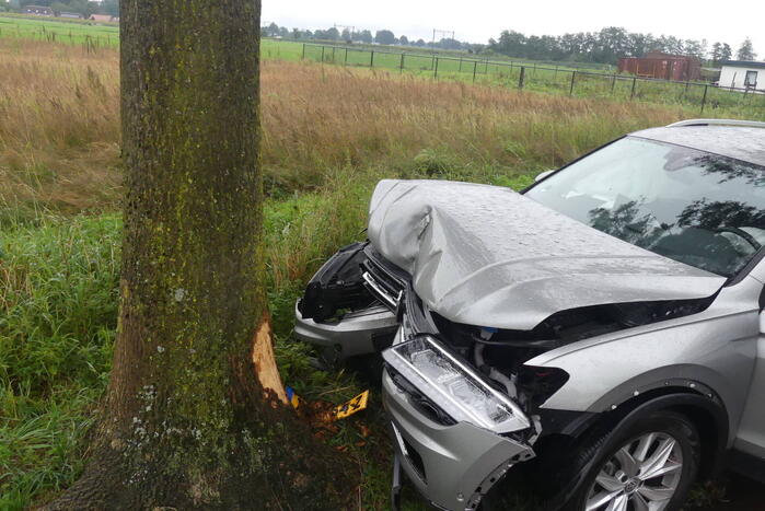 Auto zwaar beschadigd na botsing op boom