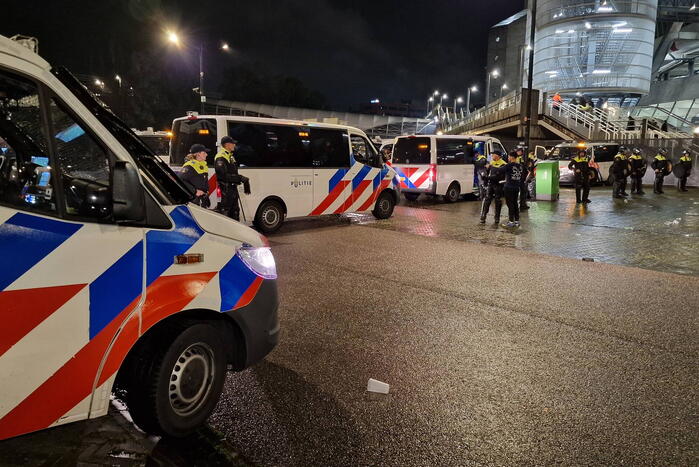 Politie massaal aanwezig bij wedstrijd van Ajax