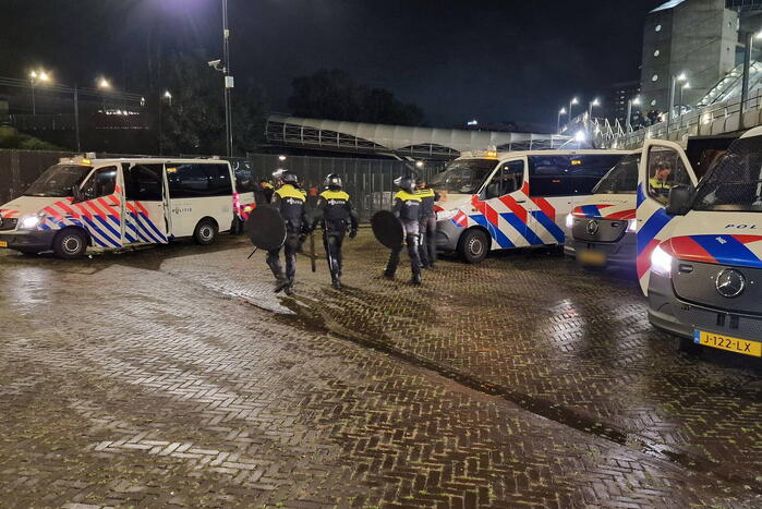 Politie massaal aanwezig bij wedstrijd van Ajax